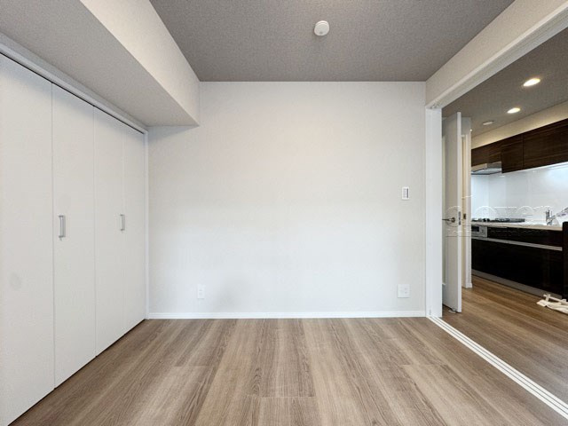 【洋室】 | ライオンズマンション東神田 | 収納スペースを備えた洋室。現地をご覧になった際には、部屋の大きさのほか、収納部分のサイズなどもご確認ください。～即日のご見学可能～　お問合せはお気軽にどうぞ。