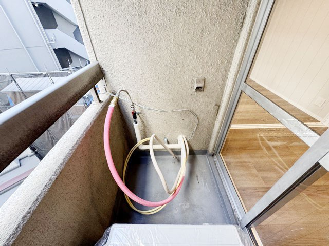 【バルコニー】 | ライオンズマンション東神田 | 小さめのバルコニーです。とはいえ室外機を置く、あるいは気分転換を行うといった実用性能は十分に確保。～即日のご見学可能～　お問合せはお気軽にどうぞ。