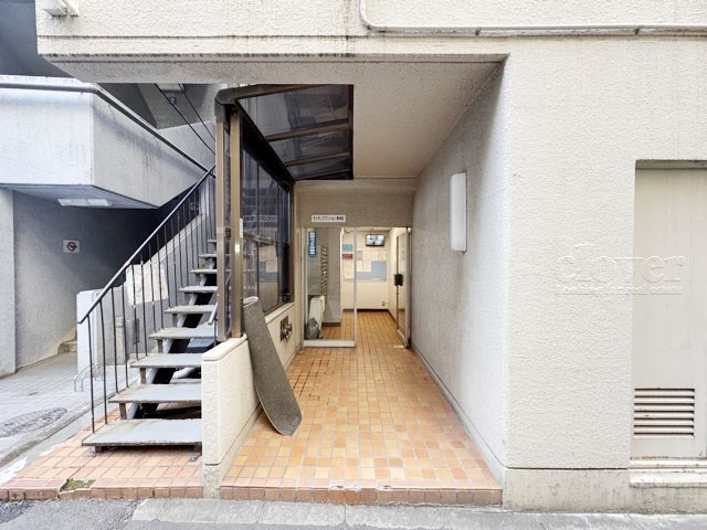 【エントランス】 | ライオンズマンション東神田 | お客様を、そして住人を出迎えてくれるマンションのエントランス。ゴミが落ちていないことからも、管理状態の良さや住民の節度の高さが見て取れます。～即日のご見学可能～　お問合せはお気軽にどうぞ。