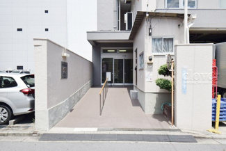 【エントランス】 | マンションの正面エントランス。出入りする人間を癒してくれるマンション入り口であり、その建物の「顔」でもあります。～即日のご見学可能～　お問合せはお気軽にどうぞ。
