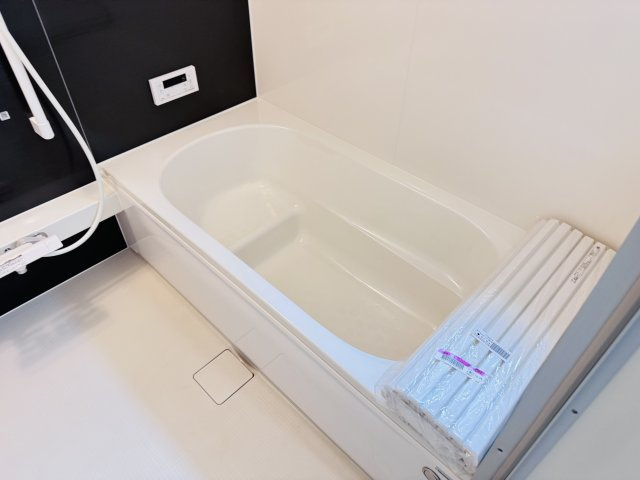 柏市高田新築戸建【高田小学校:徒歩5分】の浴室|足を伸ばせる広々浴槽で毎日リラックス♪