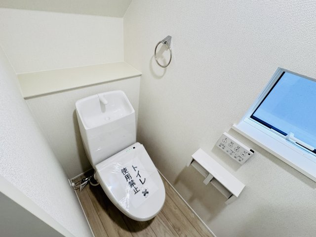柏市高田新築戸建【高田小学校:徒歩5分】のトイレ|温水洗浄暖房便座つきトイレ