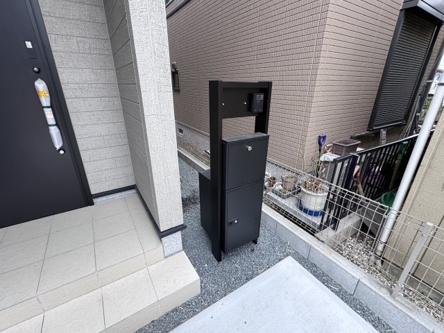 柏市高田新築戸建【高田小学校:徒歩5分】の防犯設備|インターホン・宅配ボックス完備