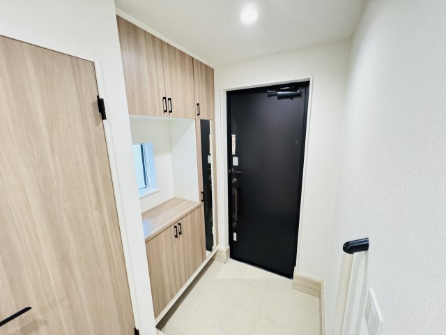 柏市高田新築戸建【高田小学校:徒歩5分】の玄関|玄関ホール・ミラー付きシューズボックス
