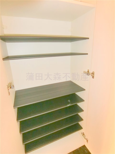 WHARFワーフ蒲田westの設備|玄関収納　シューズBOX