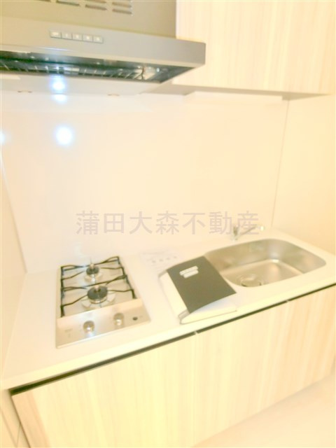 WHARFワーフ蒲田westのキッチン|2口ガスシステムキッチン　冷蔵庫スペースがかなり広いのでレンジや炊飯器の棚置けます。