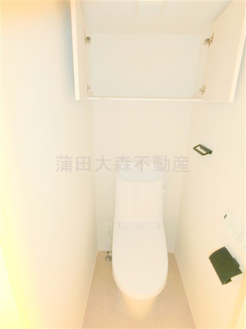 WHARFワーフ蒲田westのトイレ|棚収納と温水洗浄便座付きのトイレ　
