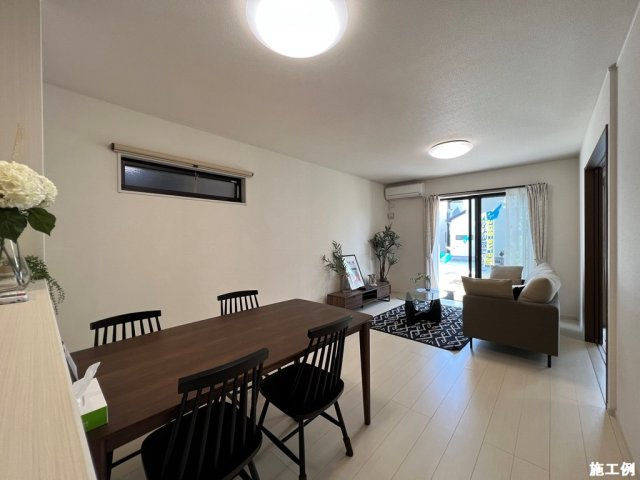 座間市新田宿　新築戸建　全１棟の居間・リビング|同じ工務店様の施工例です。