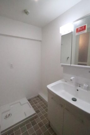 枚方ハイツ7号棟の独立洗面台|シャワー付き洗面化粧台
■物件内覧・資金計画相談・住宅ローン相談、リフォーム相談、お問合せ受付中■
※当日・翌日のご内覧、ご相談はお電話でのお問合せがスムーズです！