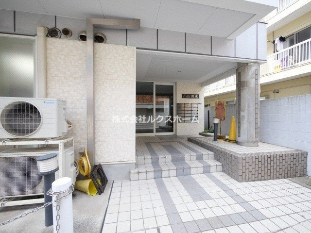 エスタ茨木のエントランス