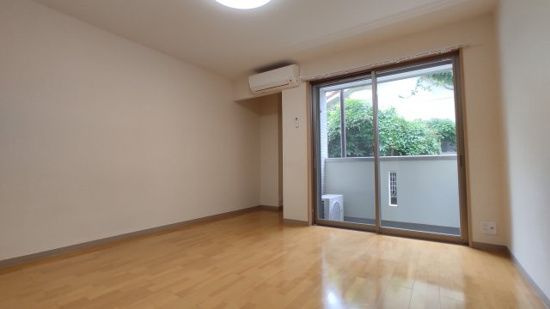 ロハスY新宿の居間・リビング