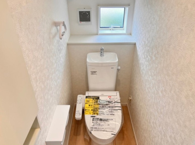 【トイレ】 | さいたま市桜区中島 | トイレも大事なポイント！ゆっくりと落ち着けるトイレ。
小物収納もございます♪