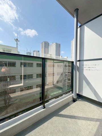 「防音マンション」AMI東池袋のバルコニー|暖かな日差しのふりそそぐバルコニー