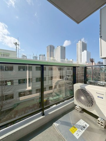 「防音マンション」AMI東池袋のバルコニー|暖かな日差しのふりそそぐバルコニー