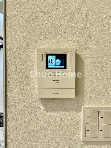 グリーンキャピタル金町のセキュリティ|【モニターホン】誰が来たかすぐにわかるカラーモニター付きインターホン。通話ボタンを押すまでは室内の音は漏れていませんので相手を確かめてから応対できます。
