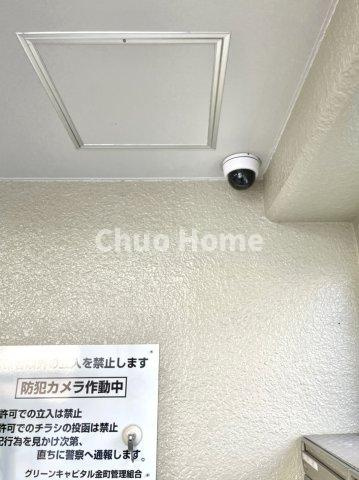 グリーンキャピタル金町の防犯設備|【防犯カメラ】何かあった時の大事な証拠になることももちろんなりますが、防犯というくらいですので大事なのは防犯カメラがあることによって抑止力につながることですよね。