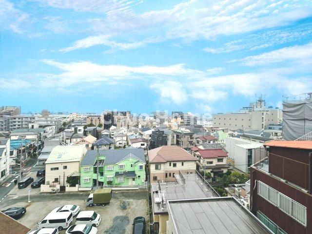 グリーンキャピタル金町の展望|手を伸ばせば、ふれることが出来そうな環境が、そのままインテリアになったような印象です。その豊かな眺望にふさわしい空間には、通風・採光にも優れ、心地よい光と風があふれています