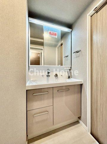 グリーンキャピタル金町の独立洗面台|【洗面化粧台】洗面化粧台には三面鏡を採用。身だしなみを整えやすい事はもちろんですが、鏡の後ろに収納スペースを設ける事により、散らかりやすい洗面スペースをすっきりさせる事が出来るのも嬉しいですね