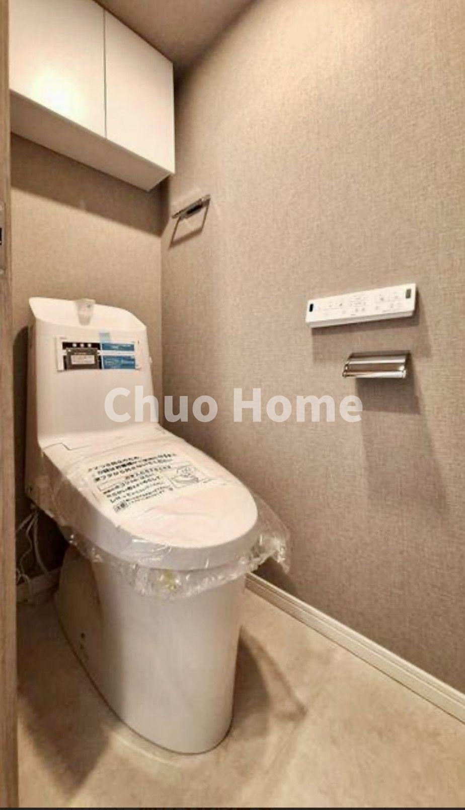 グリーンキャピタル金町のトイレ|【トイレ】 収納スペースをしっかりと確保した温水洗浄便座機能付きトイレ。温水洗浄便座は清潔にお使いいただくための大切なアイテムです。