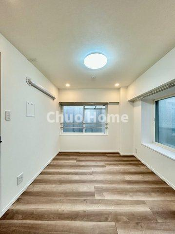 グリーンキャピタル金町の洋室|【洋室】快適に過ごす条件は、一人ひとり違います。だからこそ飾り過ぎないシンプルな内装と偏り過ぎないデザインで統一しております。居住していく中でオーナー様だけの【マイホーム】に創り上げて下さい