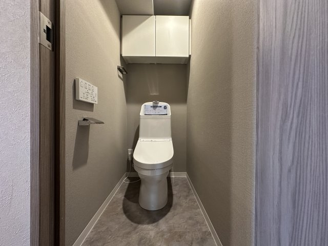 戸塚西パークホームズ壱番館のトイレ|温水洗浄便座のトイレ設備です！トイレ上部にはあると便利な吊戸棚を設置！