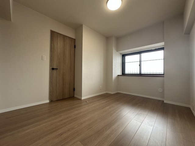 戸塚西パークホームズ壱番館の洋室|廊下側のお部屋です。明るさも充分あるお部屋なので、居室としての居住性にも適してますよ。