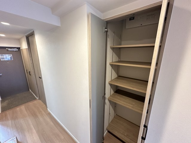 戸塚西パークホームズ壱番館の収納|廊下収納は稼働棚なのでストック品の収納の他にも掃除機の収納など色々な使い方◎