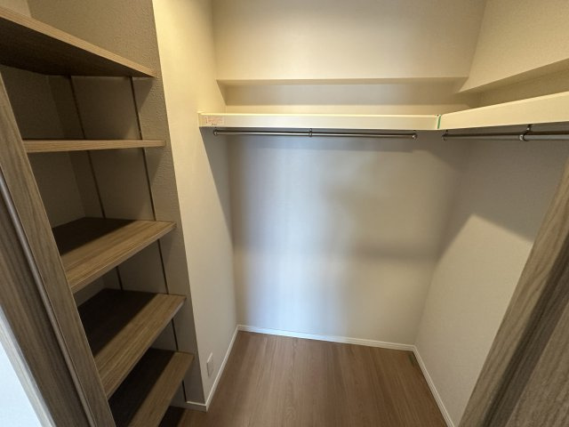 戸塚西パークホームズ壱番館の収納|洋服と一緒にバックや小物の収納に便利な稼働棚付きです。朝の支度がはかどりますね。