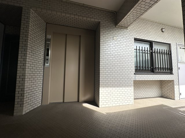 戸塚西パークホームズ壱番館のその他共用部分|エレベーターを完備したマンションです。エントランスもバリアフリーなのでベビーカーでおでかけにも安心◎