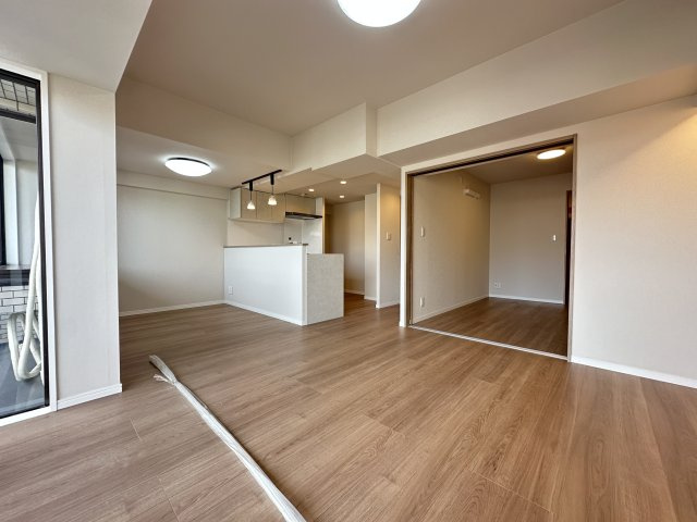 戸塚西パークホームズ壱番館の居間・リビング|LDKと隣接した洋室は、リビングを広く使う事もできるので汎用性が高い間取りになってます。