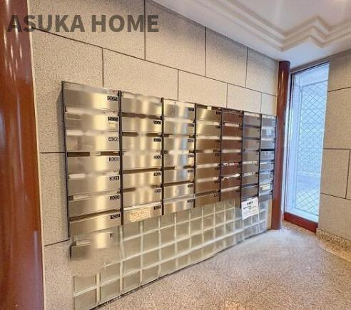 戸塚西パークホームズ壱番館のその他共用部分|エントランス付近のメールボックスになります。綺麗に使われています。