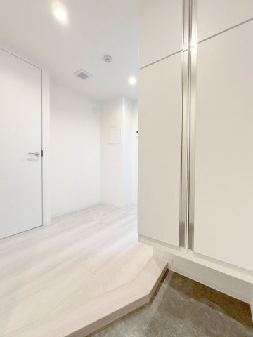 「防音マンション」AMI東池袋の玄関|収納もある玄関です
