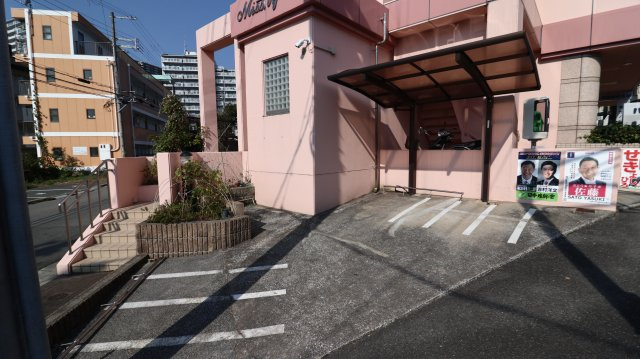 ミスティエイトの駐車場