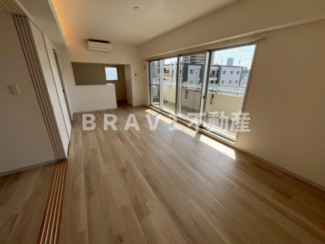 コスモリード谷町六丁目（旧ドゥーエ谷町）　BRAVI不動産の居間・リビング|【ドゥーエ谷町】広くて明るい寝室