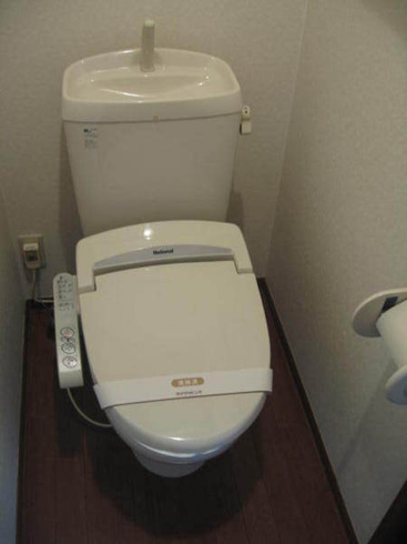 温水洗浄便座機能付きのトイレです♪