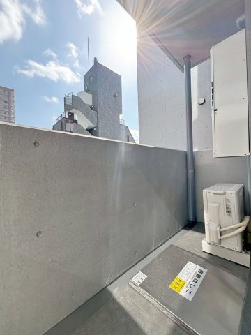 「防音マンション」AMI東池袋のバルコニー|暖かな日差しのふりそそぐバルコニー