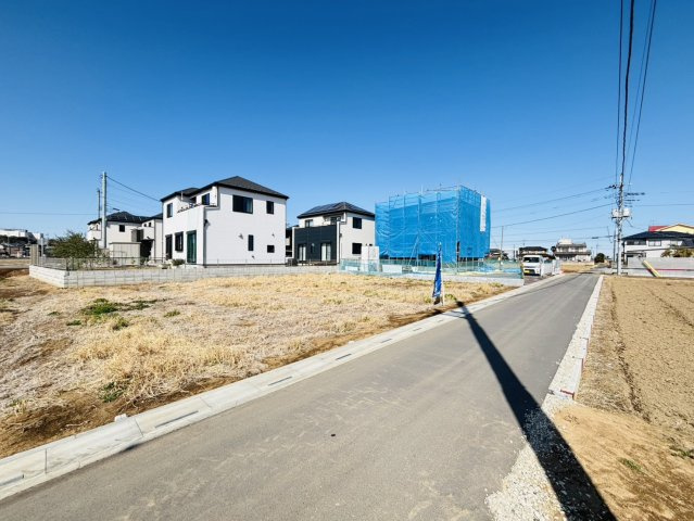 敷地面積63.5坪　売地　川越市渋井の前面道路含む現地写真|それぞれの区画が前面道路と接道幅が広く、お車の出し入れもラクラクです♪