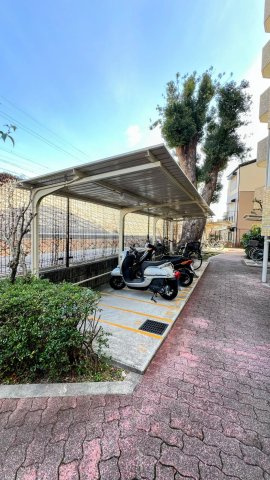 ロイヤルシャトー夙川公園の駐車場|バイク置き場
