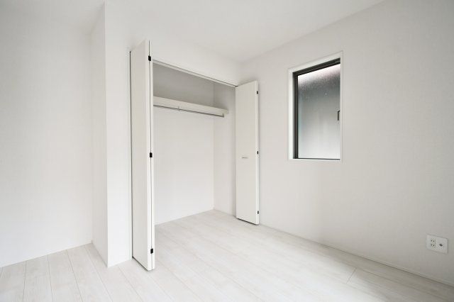 久喜市南7期　全2棟　2号棟の洋室|1階に一部屋あることで、お子様の遊び場やゲストルーム、テレワークにも柔軟に対応。便利なクローゼット付きで、リビングに散らかりがちな荷物もすっきり収納。将来のワンフロア生活も見据えた賢い間取りです。