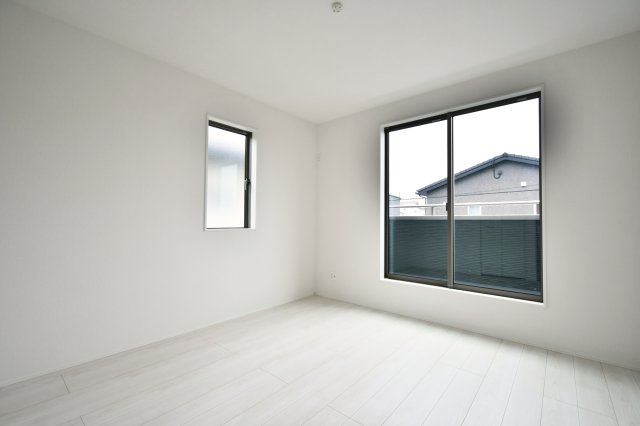 久喜市南7期　全2棟　2号棟の洋室|全室2面採光を確保した、明るく開放感のある居室。6.37帖の広さがあり、お子様部屋や趣味の空間としてもゆとりを持って使えます。白を基調とした清潔感のある内装が、家具を選ばない洗練された空間を演出。