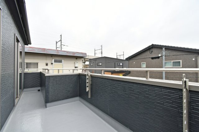 久喜市南7期　全2棟　2号棟のバルコニー|南西向きで陽当りの良いのワイドバルコニー。奥行きもしっかり確保されており、大量の洗濯物はもちろん、椅子を置いてリラックスタイムも楽しめます 。50坪の敷地が生む、隣地との開放感も大きな魅力。