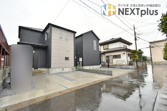 久喜市南7期　全2棟　2号棟の前面道路含む現地写真|北東側4mの公道に接しており、落ち着いた住環境が保たれています。「久喜」駅まで徒歩12分という利便性を享受しながら 、戸建て中心の閑静な住宅街ならではの静かで開放的な暮らしが叶います。