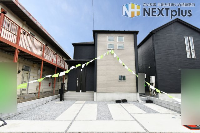 久喜市南7期　全2棟　2号棟の外観|敷地52坪のゆとりが生む、堂々たる佇まいの新築全2棟。ZEH水準の高断熱住宅で、長期優良住宅にも認定された確かな品質が魅力です。並列2台駐車可能なカースペース付きです。