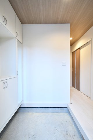 久喜市南7期　全2棟　2号棟の玄関|広々とした土間スペースは、ベビーカーや趣味の道具も置けるゆとりの設計。ホールから各部屋へ繋がる動線もスムーズで、暮らしの質を高める玄関です。