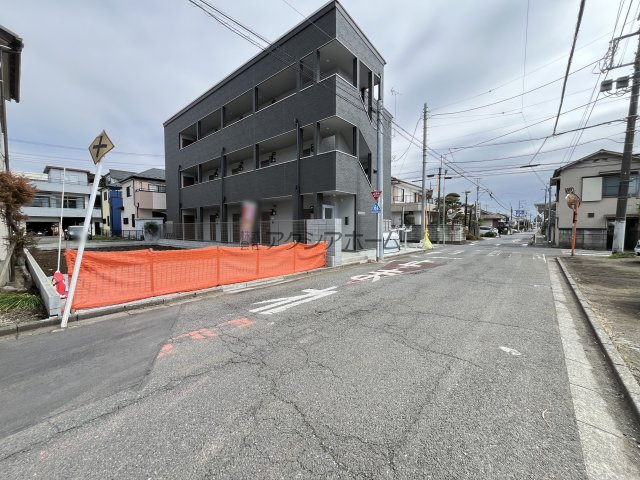 飯能市本町・全1棟　新築一戸建　～大型パントリー～の前面道路含む現地写真|2026年3月6日撮影