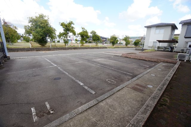 リトル・ウィング　A棟の駐車場