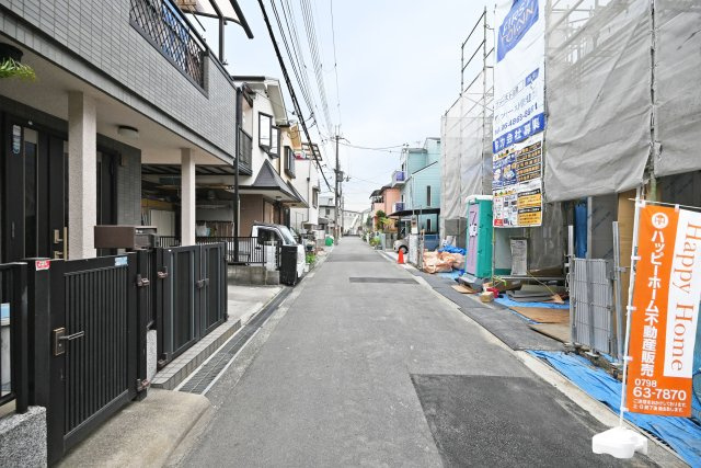 ファーストタウン東有岡3丁目新築一戸建て│全2区画の前面道路含む現地写真|前面道路は東側に約3.8ｍ幅です。