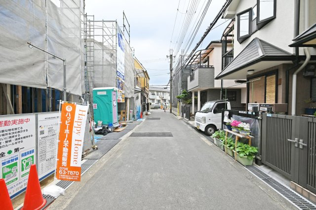 ファーストタウン東有岡3丁目新築一戸建て│全2区画の前面道路含む現地写真|前面道路は東側に約3.8ｍ幅です。