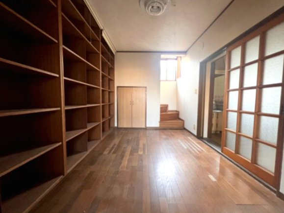 下都賀郡壬生町　中古戸建　吹き抜け玄関×和室続き間のあるゆとりの邸宅の洋室|収納豊富です
