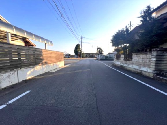 下都賀郡壬生町　中古戸建　吹き抜け玄関×和室続き間のあるゆとりの邸宅の前面道路含む現地写真